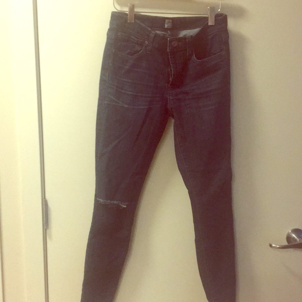 Toothpick jeans with rough edges